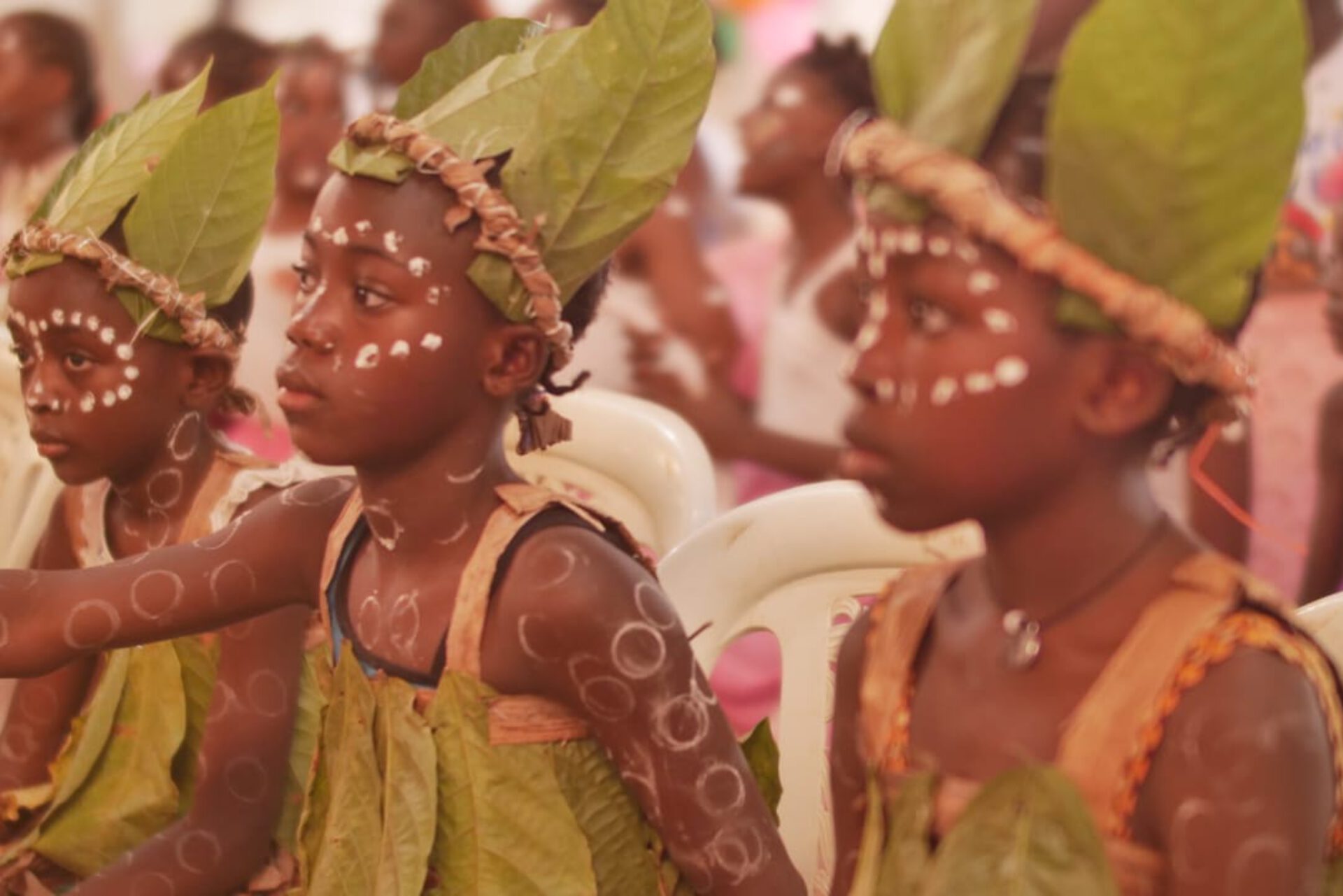 Enfants Douala en tenue traditionnelle